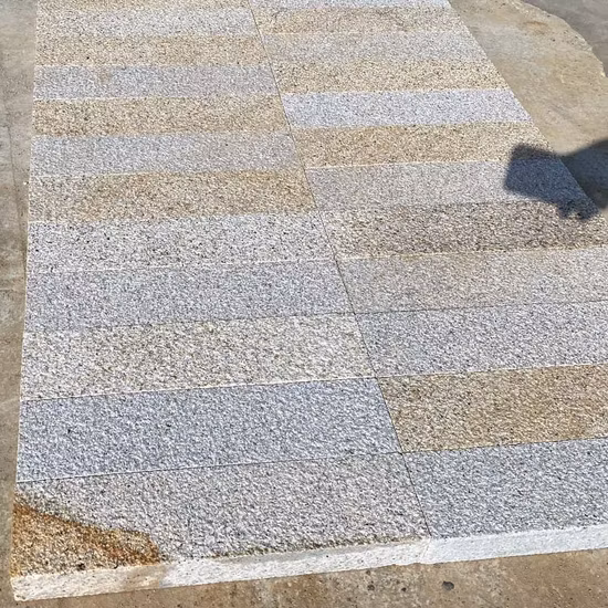 Pavé de granit jaune de surface rugueuse de style antique pour pavés extérieurs