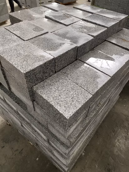 Gris naturel/noir/rouge/jaune/basalte/bordure de granit/galets dégringolés/dalles/bordure/cube/galets/cubiques/pavés/pavés pour allée/paysage/jardin